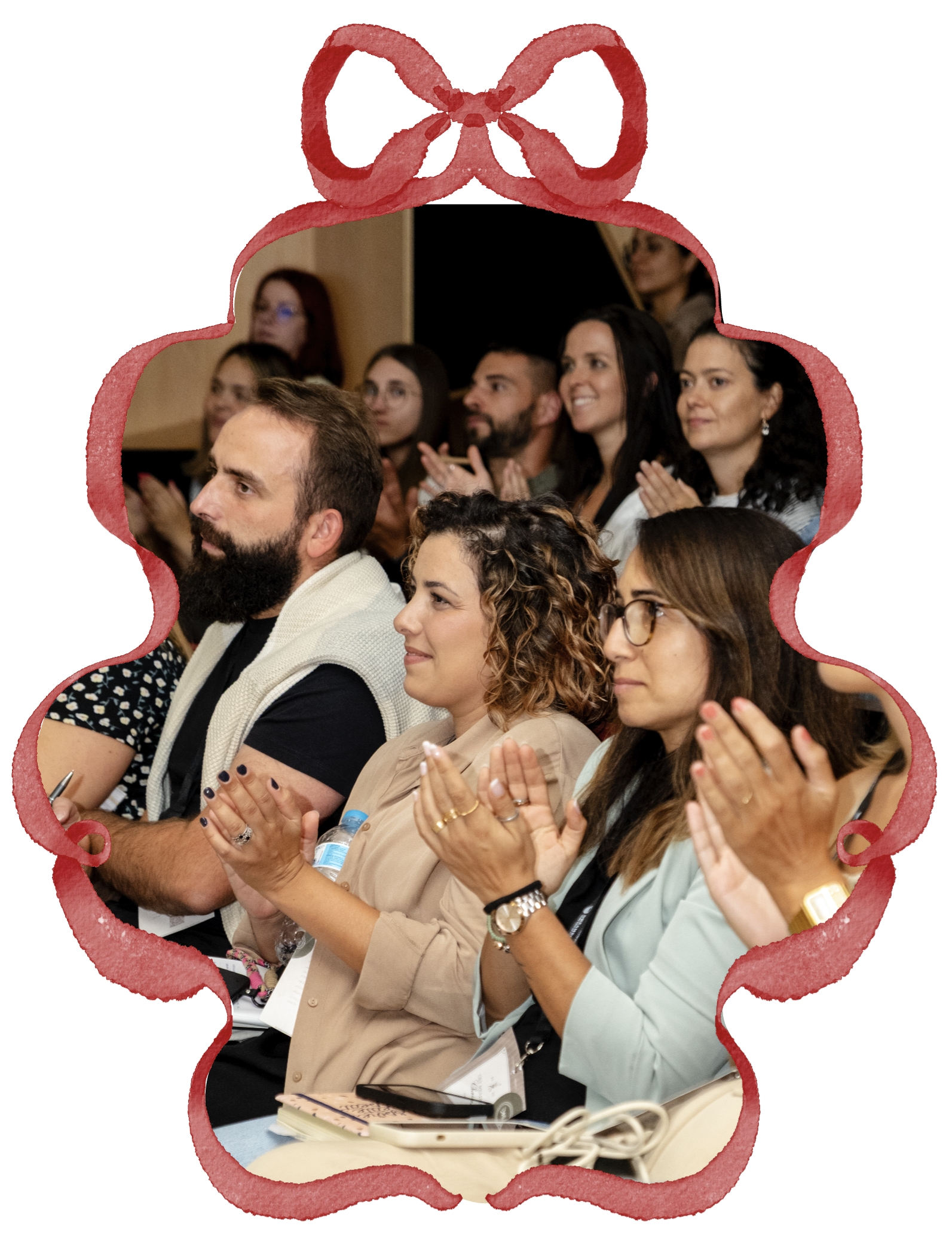 Plateia de um evento anterior emoldurada por um laço de Natal